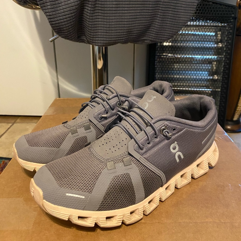 On cloud 5 women’s running shoes size 8.5 clean overall